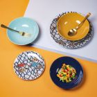 18 Teller aus Porzellan und Steinzeug mit farbigen Fischdekoren - Morgen Viadurini