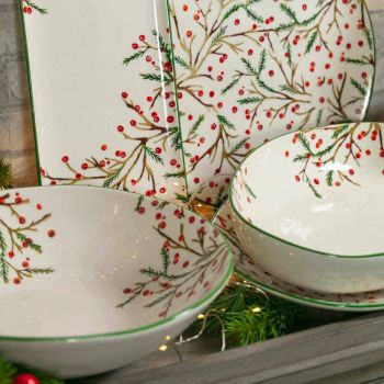 2 Salatschüsseln mit Weihnachtsdekoration in Porzellantellern - Metzgerbesen