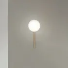 Wandleuchte mit LED aus goldlackiertem Metall und mundgeblasenem Glas - Ailanto Viadurini