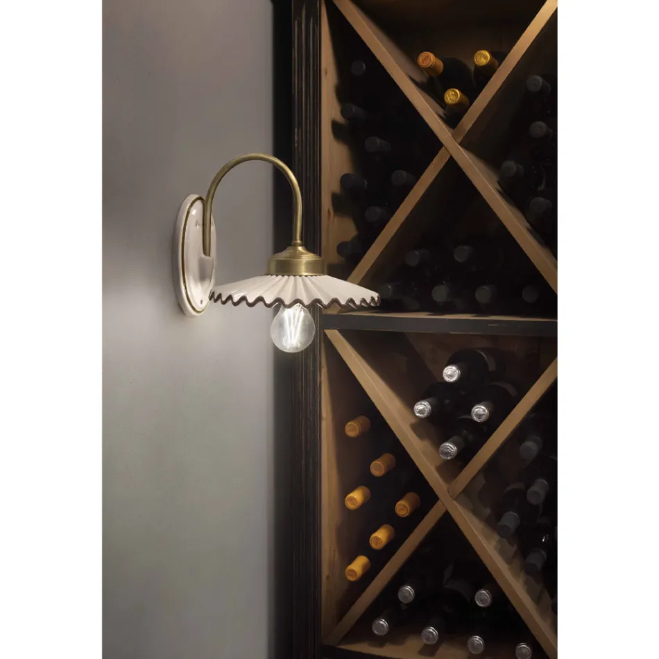 Plissierte, glänzende Keramikapplikation und handbemalte Kante – Laquila Viadurini