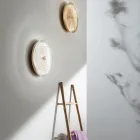 Wandleuchte aus lackiertem Metall und Glas, verziert mit konzentrischen Linien – Hackberry Viadurini