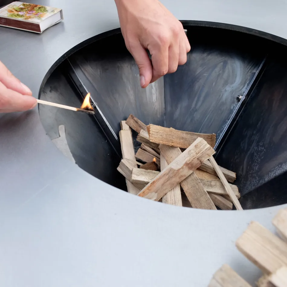 Barbecue mit Feuerbetrieb, Kochplatte und Holzhalterung - Giorgione Viadurini