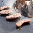 Gartengrill mit Feuerbetrieb, Kochplatte und Holzhalterung - Ferran Viadurini
