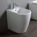 Standbidet mit einem Loch und randloser Technologie in weißer Keramik - Oleandro 