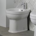 Stand-Bidet mit einem Hahnloch aus weißer Keramik im klassischen Design – Silica