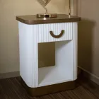 Nachttisch aus Holz mit Relieflinien verziert, mit Schublade und Ablage - Rachel Viadurini