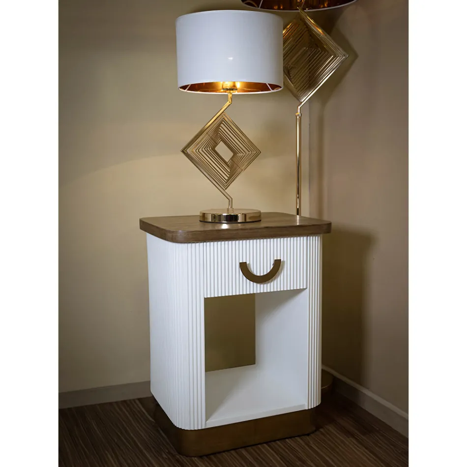 Nachttisch aus Holz mit Relieflinien verziert, mit Schublade und Ablage - Rachel Viadurini