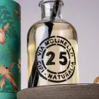 Weiße Badezimmer-Komposition mit Bodenstütze und Design-Accessoires - Georges Viadurini