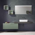 Badezimmerkomposition mit Spiegel und Metallwandschränken, hergestellt in Italien – Efesto