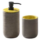 Design-Badezimmer-Komposition in gelber Farbe mit Zubehör und Spiegel - Patryk Viadurini