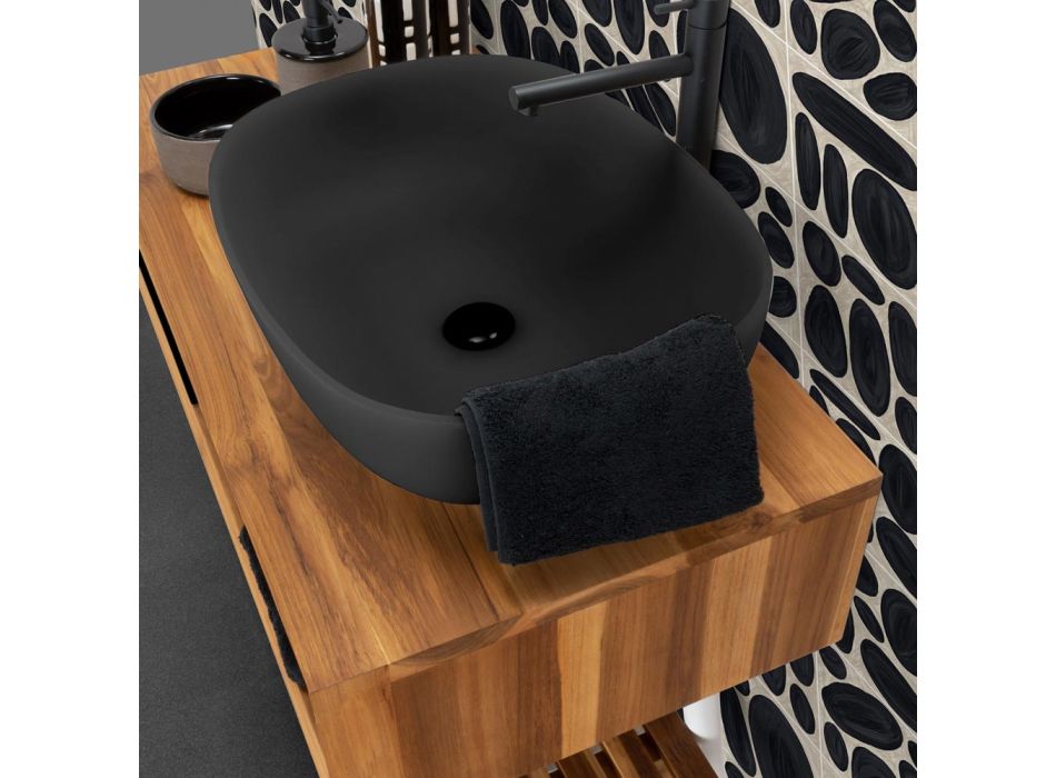 Schwarze Badezimmerkomposition mit Teakholzschrank und hochwertigen Accessoires - Sylviane