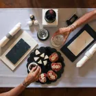 Zwei Untersetzer aus weißem und grauem Marmor mit Kork Made in Italy - Jessa Viadurini