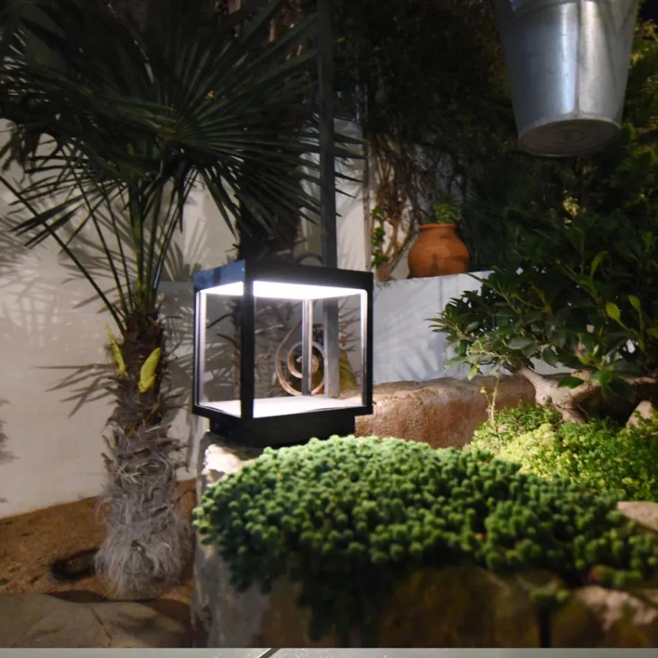 Tragbarer Solar-LED-Strahler in Weiß, Schwarz oder Corten-Aluminium - Bettina Viadurini