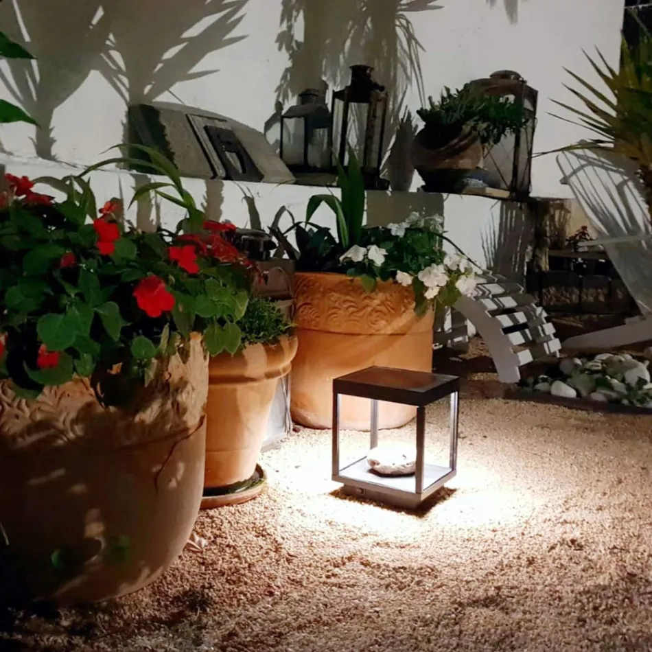 Tragbarer Solar-LED-Strahler in Weiß, Schwarz oder Corten-Aluminium - Bettina Viadurini