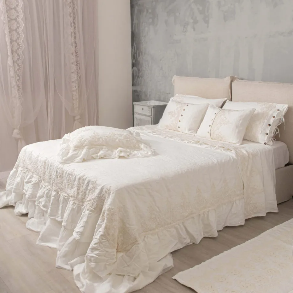 Quadratischer Kissenbezug aus weißem Leinen mit dekorativer Spitze an den Rändern und Rüschen – Priscilla Viadurini