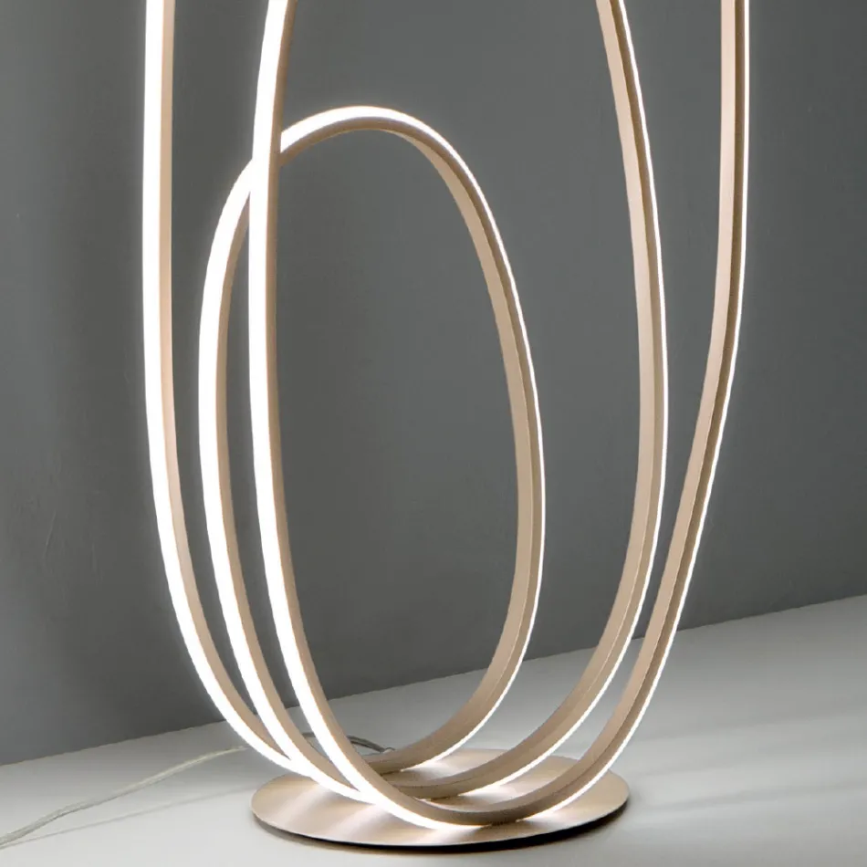 Design-Stehlampe aus lackiertem Metall mit Gold-Finish mit LED - Simea Viadurini