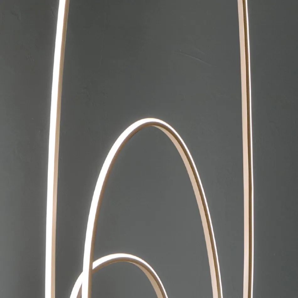 Design-Stehlampe aus lackiertem Metall mit Gold-Finish mit LED - Simea Viadurini