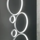 Moderne LED-Stehlampe aus gold oder silber lackiertem Metall - Punto Viadurini