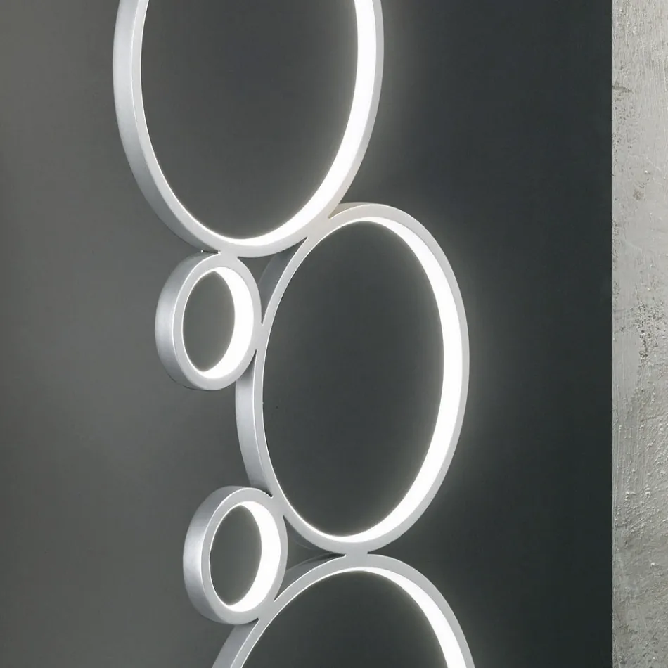 Moderne LED-Stehlampe aus gold oder silber lackiertem Metall - Punto Viadurini