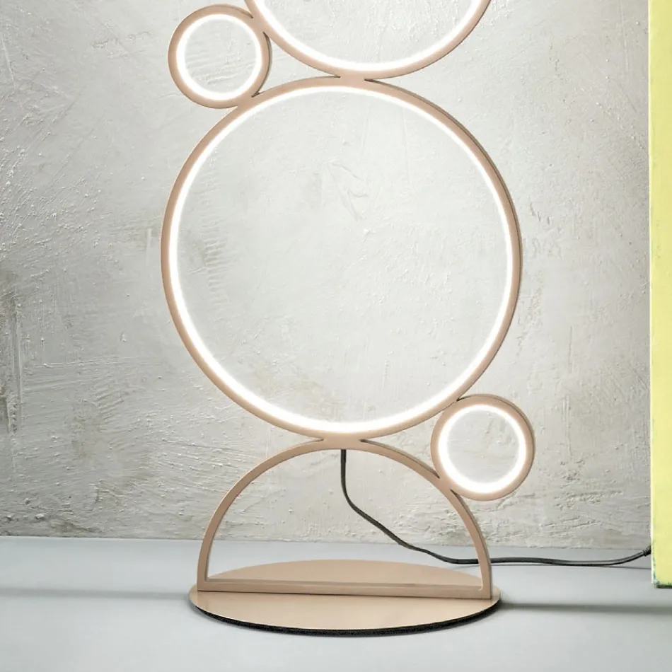 Moderne LED-Stehlampe aus gold oder silber lackiertem Metall - Punto Viadurini