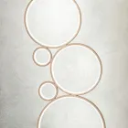 Moderne LED-Stehlampe aus gold oder silber lackiertem Metall - Punto Viadurini