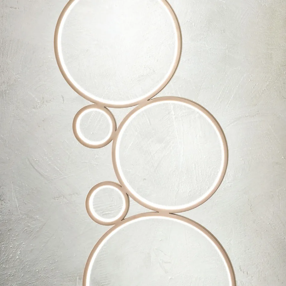 Moderne LED-Stehlampe aus gold oder silber lackiertem Metall - Punto Viadurini