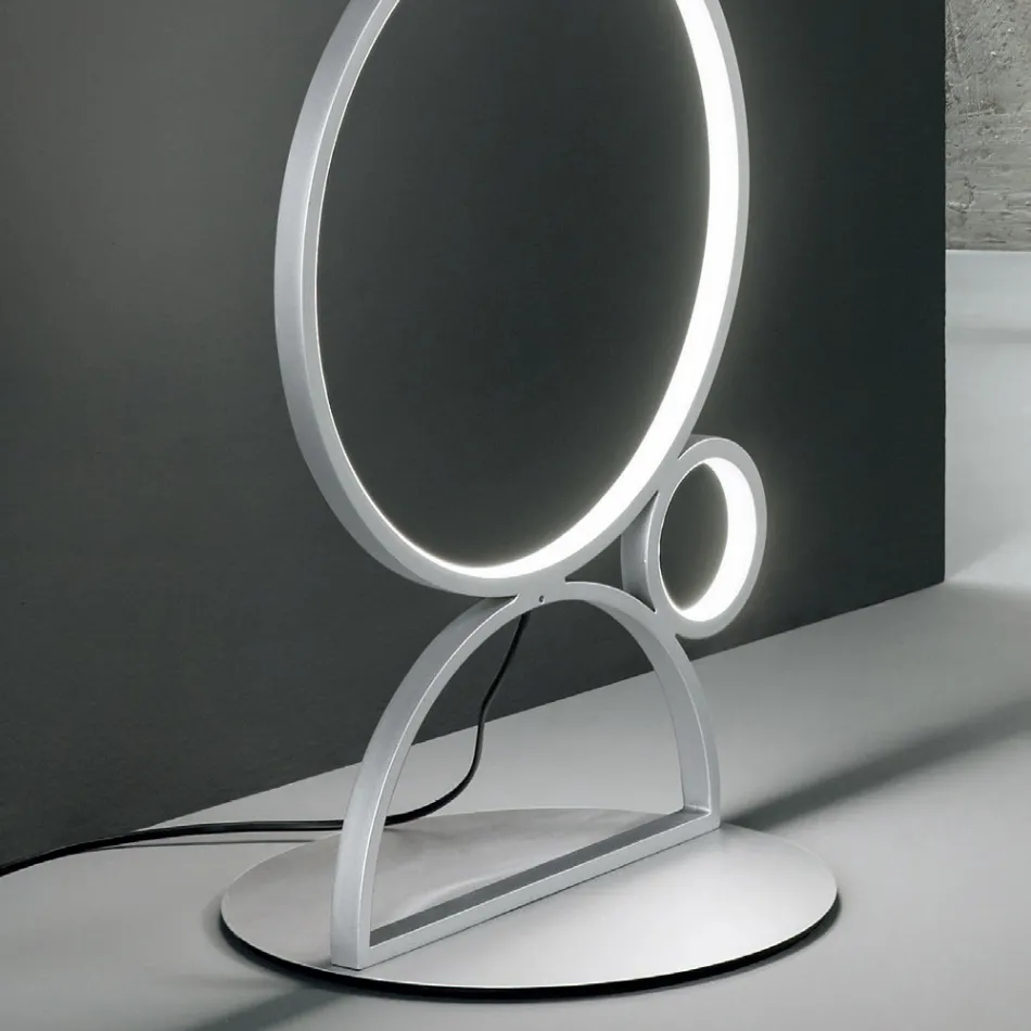 Moderne LED-Stehlampe aus gold oder silber lackiertem Metall - Punto Viadurini