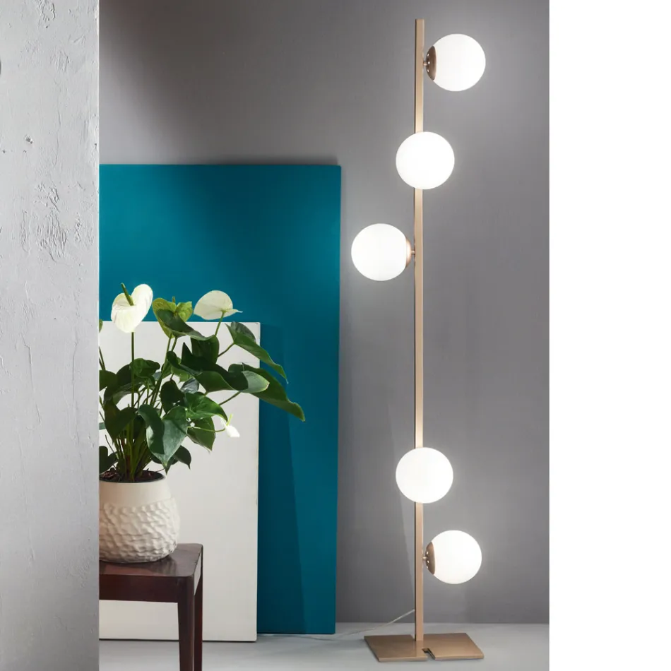 Moderne Stehlampe aus schwarzem oder goldenem Metall und mundgeblasenem Glas - Birga Viadurini