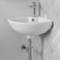 Klassisches Design, weißes Keramik-Eckwaschbecken mit einem Hahnloch – Silikat