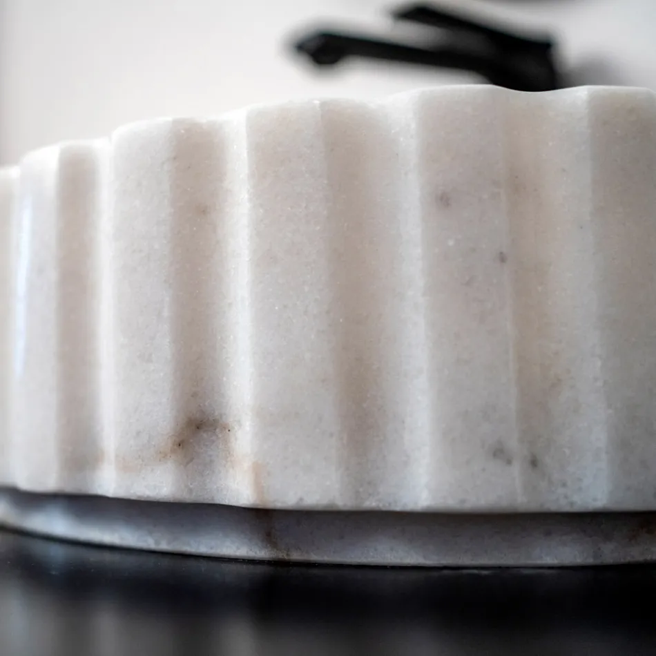 Ovales Aufsatzwaschbecken für das Badezimmer aus weißem Marmor – Cunzit Viadurini