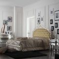 Klassisches und prächtiges Doppelbett aus Eisen und Leder, hergestellt in Italien – Laki