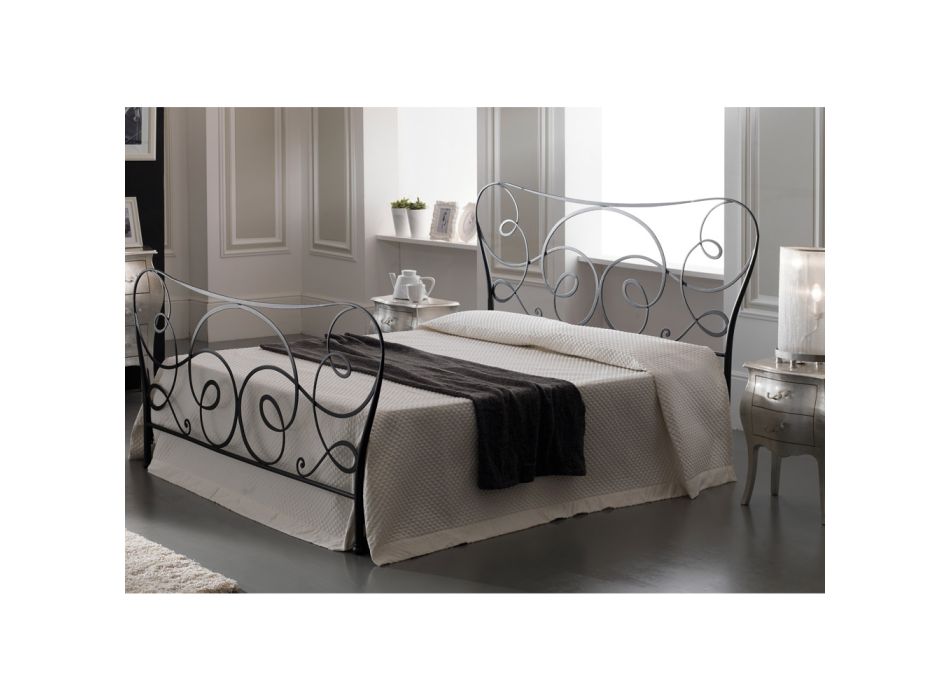 Doppelbett mit Fußteil, Matratze, Kissen und 2 Nachttischen – Lampo Viadurini