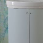 Schrank mit Keramikwaschbecken und 2 himmelblauen Türen – Candy Viadurini