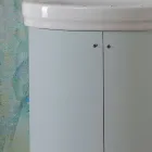 Schrank mit Keramikwaschbecken und 2 himmelblauen Türen – Candy Viadurini