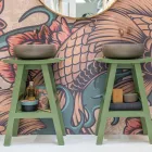 Freistehender Badezimmerschrank mit Teak-Finish und großer grüner Ablage - Raomi Viadurini