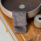 Freistehender Badezimmerschrank aus natürlichem Teakholz mit grauer Farbstütze - Gatien Viadurini