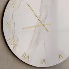 Wanduhr aus Glas in Calacatta-Marmor-Optik mit Messingzeigern - Axis Viadurini