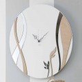 Moderne und runde Wanduhr mit dekoriertem Holzdesign - Harmonie