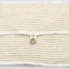 Naturweiße Waben-Baumwoll-Clutch mit Perlmuttknopf – Anteha Viadurini