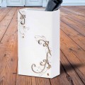 Moderner eleganter Regenschirmständer in dunklem oder weißem Holz mit Dekorationen - Poesie