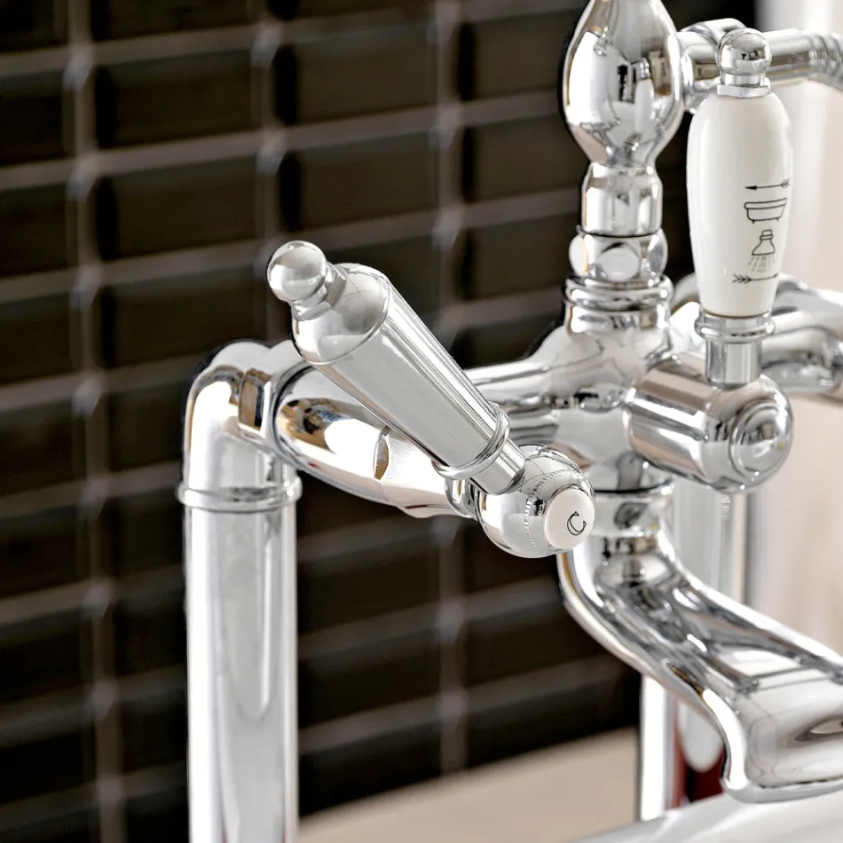 Bodenstehende Badewannenarmatur mit Handbrause aus Messing Made in Italy - Noriana Viadurini