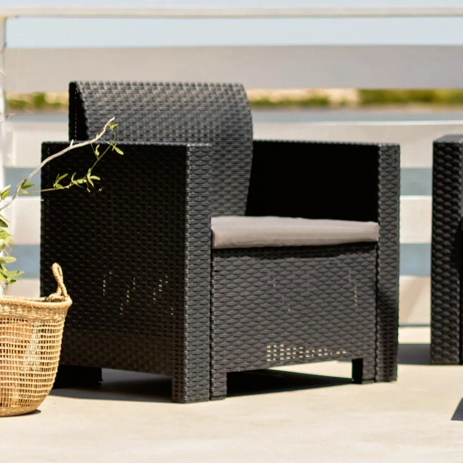 Wohnzimmer mit 1 Sofa, 2 Sesseln und 1 Couchtisch mit Sitzkissen - Maschine Viadurini