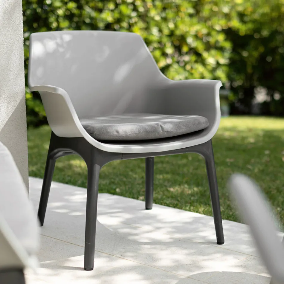 Wohnzimmer mit 1 Sofa, 2 Sesseln und 1 Couchtisch aus Polypropylen - Maschine Viadurini