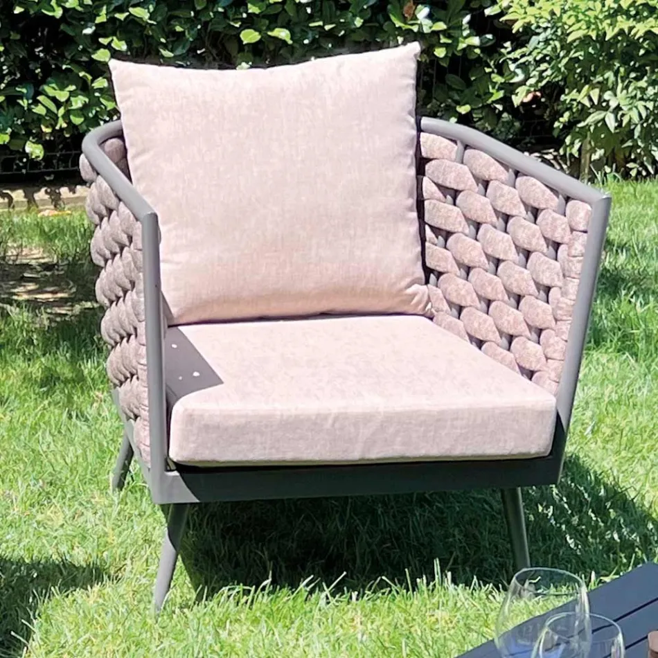 Wohnzimmer im Freien mit Sofa, Sessel und rechteckigem Couchtisch - Dandelium Viadurini