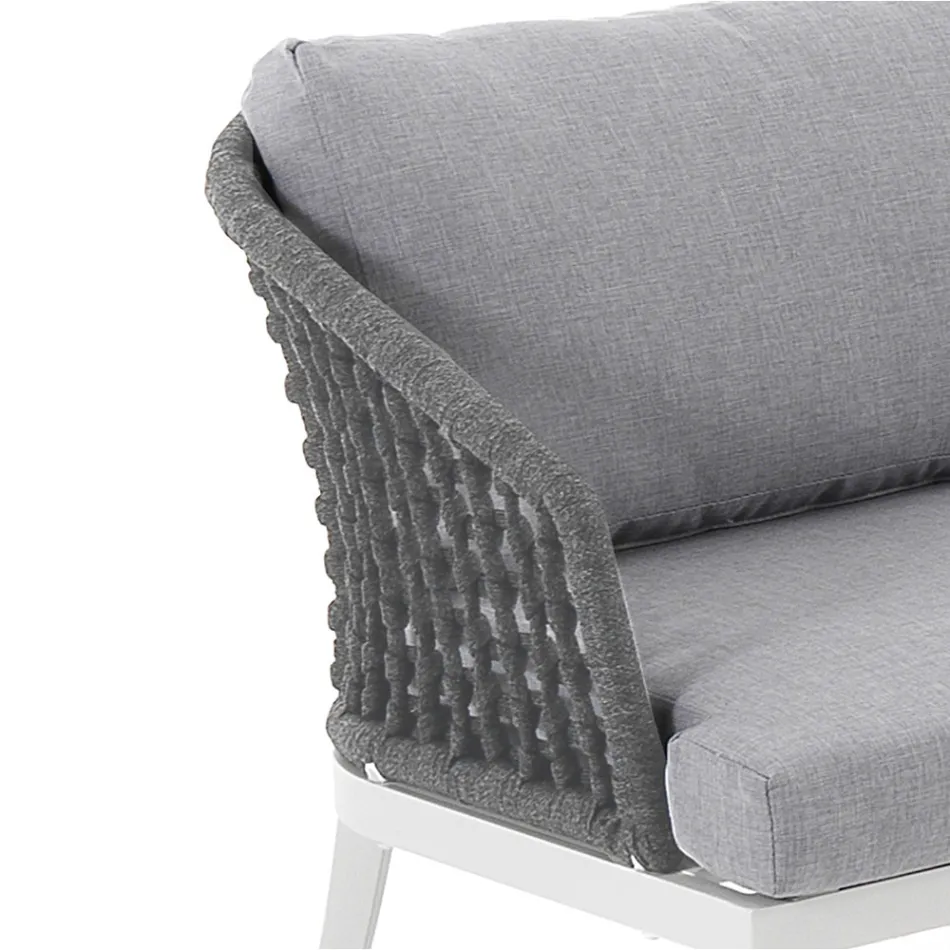 Wohnzimmer im Innen- und Außenbereich mit 2 Sesseln, 1 Sofa und 1 Couchtisch – Sortir Viadurini