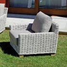 Lounge im Freien mit Couchtisch aus Mangoholz und Polycotton-Kissen - Orlanda Viadurini