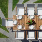 Stapelbarer Gartenstuhl aus weißem Aluminium mit Armlehnen - Lyonel Viadurini