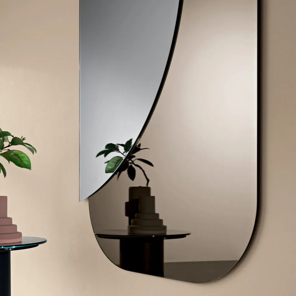 Spiegel aus zwei überlappenden, geformten Platten, hergestellt in Italien – Adelaide Viadurini