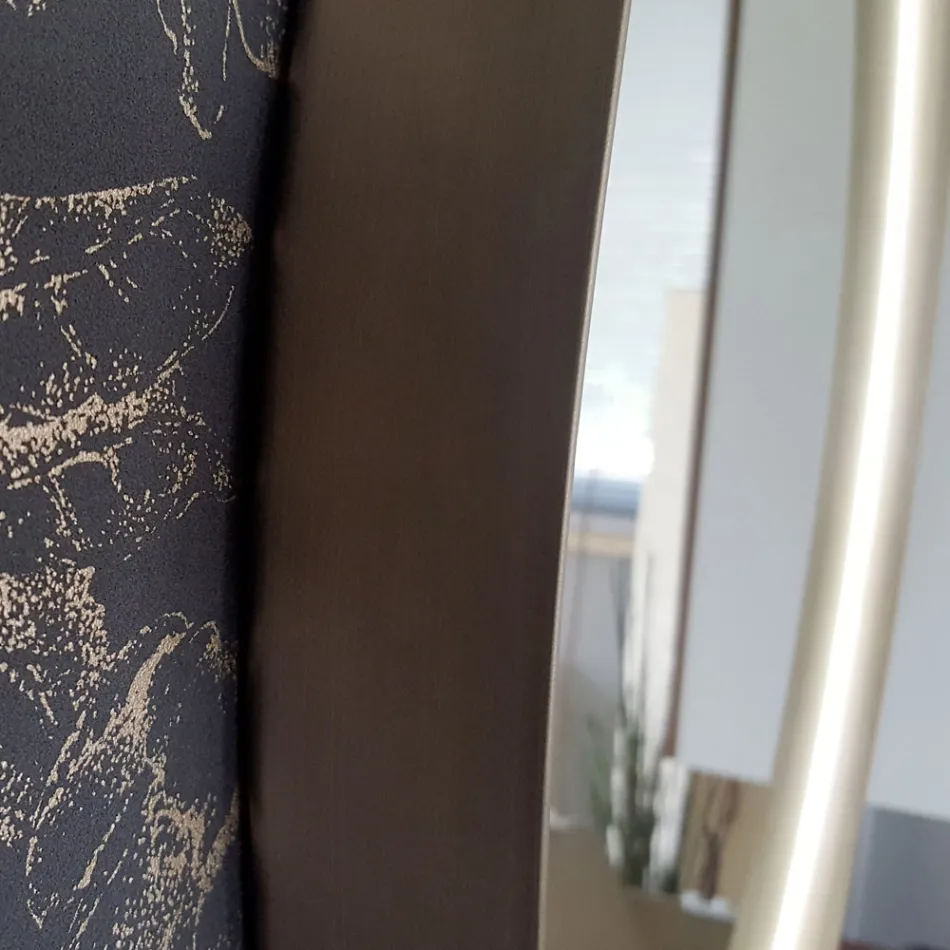 Runder Wandspiegel mit Metallrahmen in verschiedenen Farben und LED-Licht - Renga Viadurini