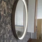 Runder Wandspiegel mit Metallrahmen in verschiedenen Farben und LED-Licht - Renga Viadurini